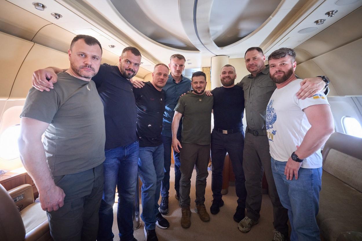 Zelenski s-a întors din Turcia cu 5 comandanţi ai Batalionului Azov, capturaţi la Azovstal. Moscova acuză Ankara de trădare