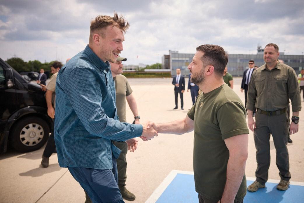 Zelenski s-a întors din Turcia cu 5 comandanţi ai Batalionului Azov, capturaţi la Azovstal. Moscova acuză Ankara de trădare