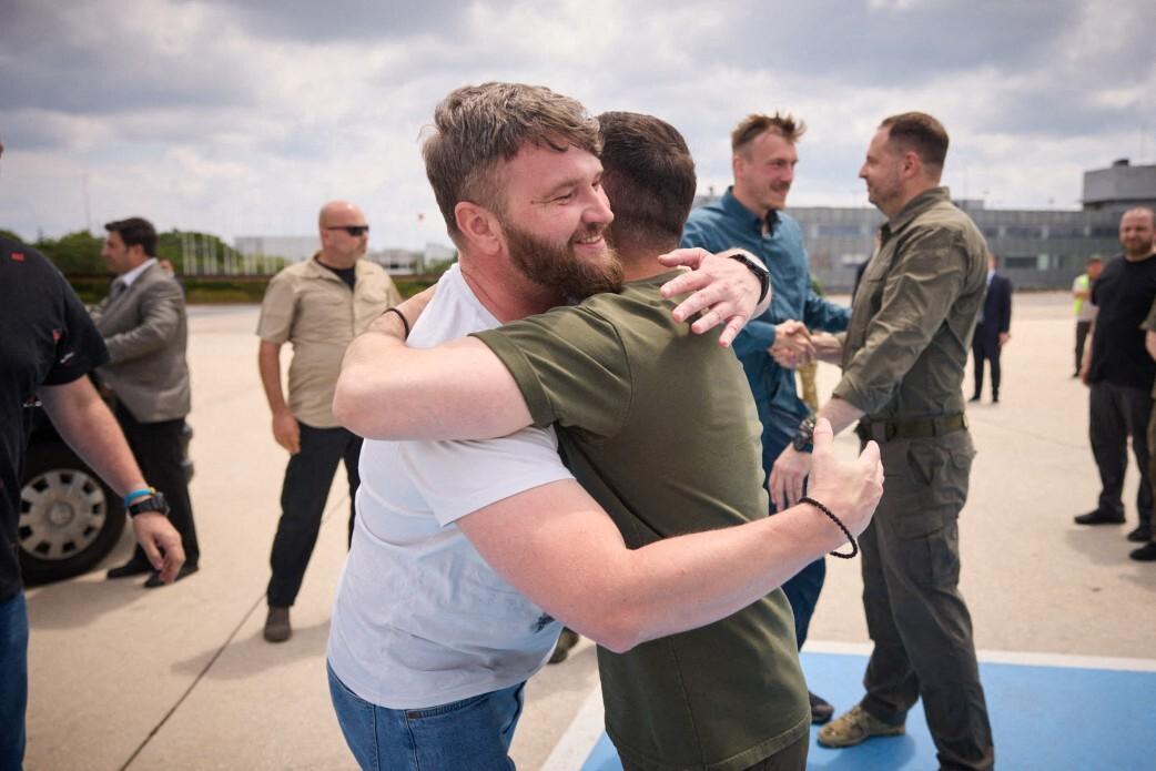 Zelenski s-a întors din Turcia cu 5 comandanţi ai Batalionului Azov, capturaţi la Azovstal. Moscova acuză Ankara de trădare