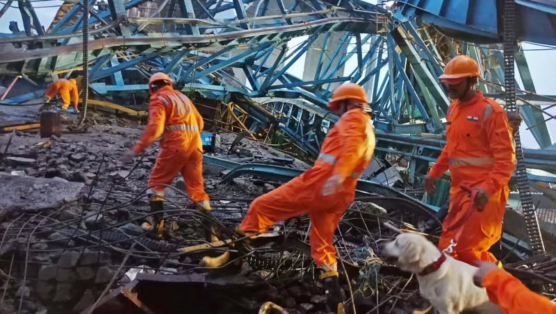 Accident tragic, cu cel puţin 16 morţi. O macara uriaşă s-a prăbuşit peste muncitori, pe şantierul unui pod din India