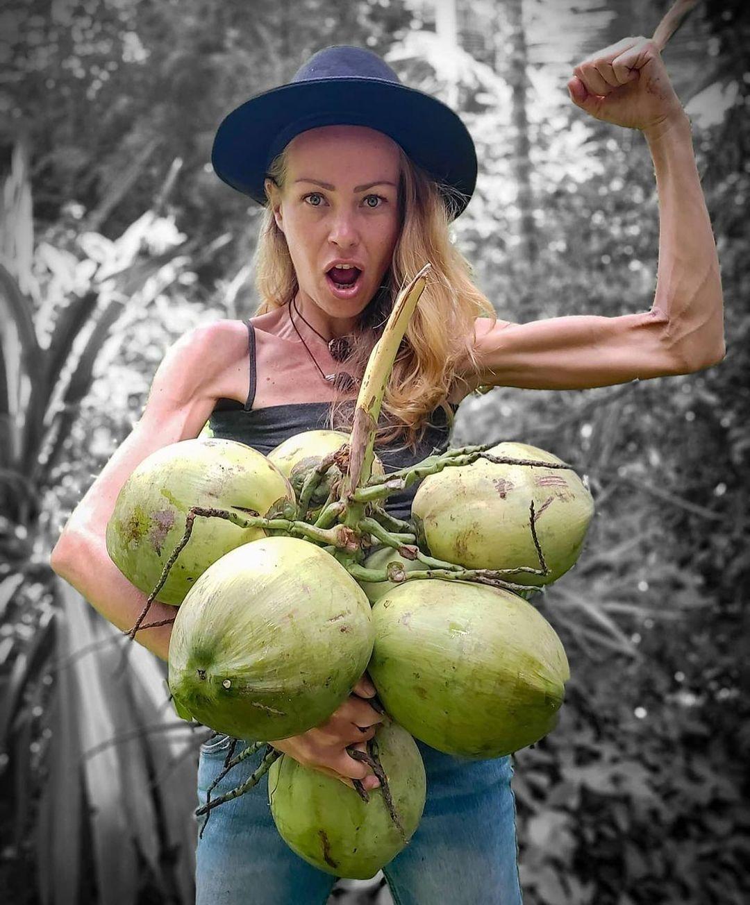 O influenceriţă din Rusia care promova veganismul a murit „de foame” la 39 de ani. Femeia avea o dietă bazată doar pe fructe exotice