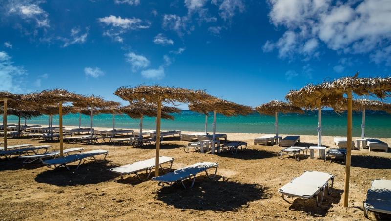 O insulă populară din Grecia, "invadată" de şezlonguri la 100 de euro pe zi. Localnicii îşi cer plajele înapoi: "Nu vrem umbrele şi paturi cu baldachin"