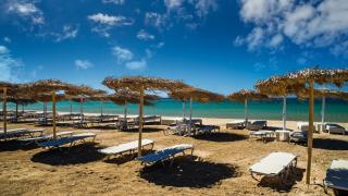 O insulă populară din Grecia, "invadată" de şezlonguri la 100 de euro pe zi. Localnicii îşi cer plajele înapoi: "Nu vrem umbrele şi paturi cu baldachin"