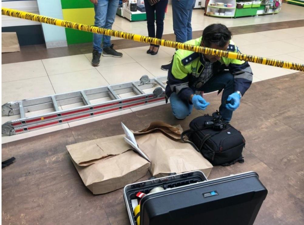 Jaf ca-n filme într-un centru comercial din Iaşi. Hoţii au coborât din tavan, au luat seiful cu 30.000 de euro şi s-au făcut nevăzuţi