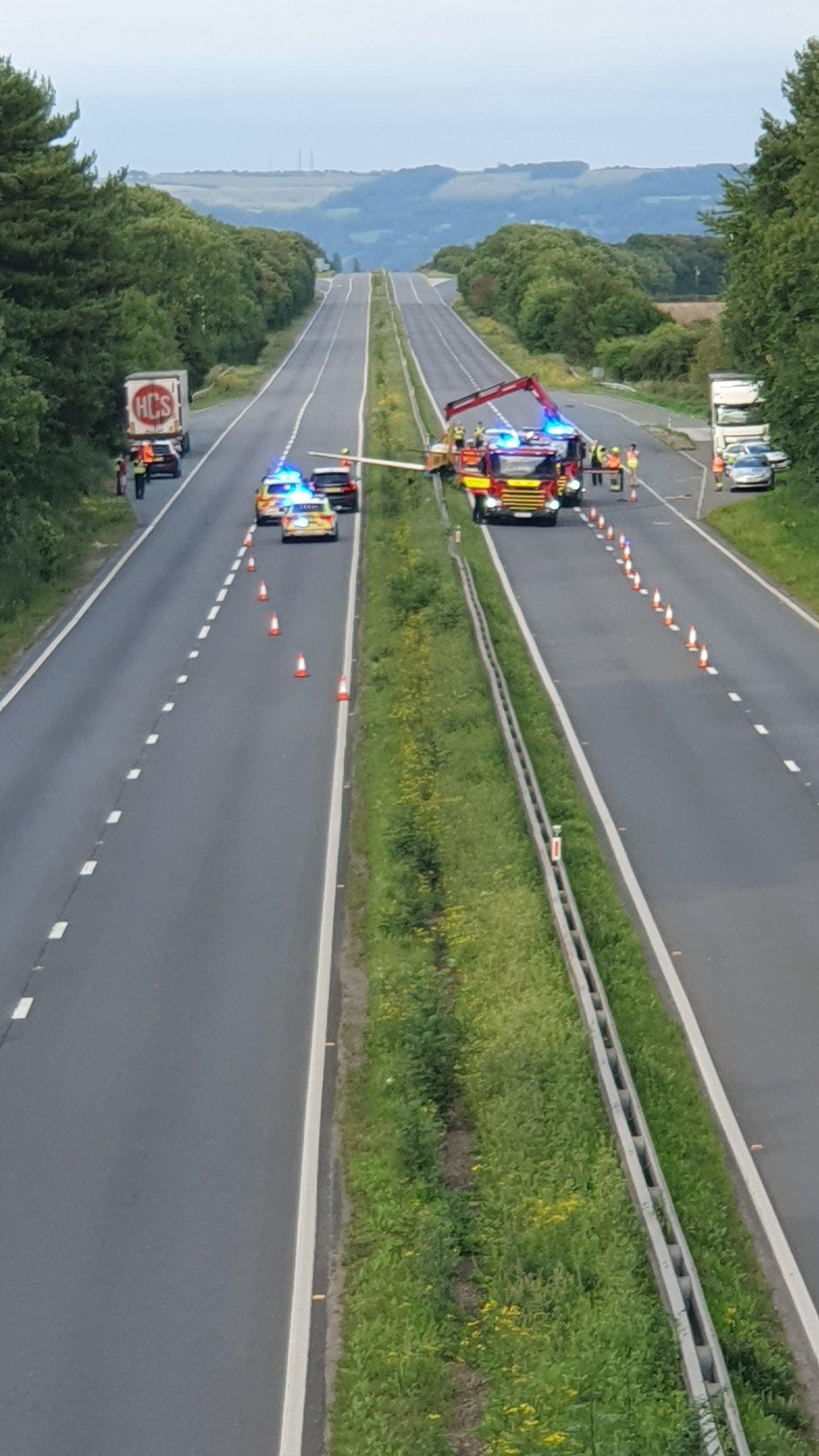 Un avion ușor, surprins când ateriza chiar între sensurile de mers al unei autostrăzi din UK