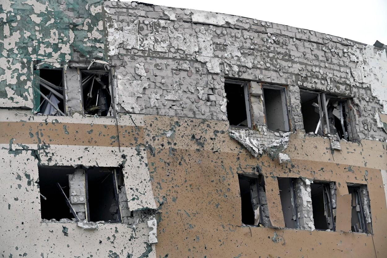 "O altă crimă a lui Putin". Ruşii au atacat un hotel folosit de jurnalişti străini, voluntari şi personal ONU. Armata susţine că acolo erau mercenari