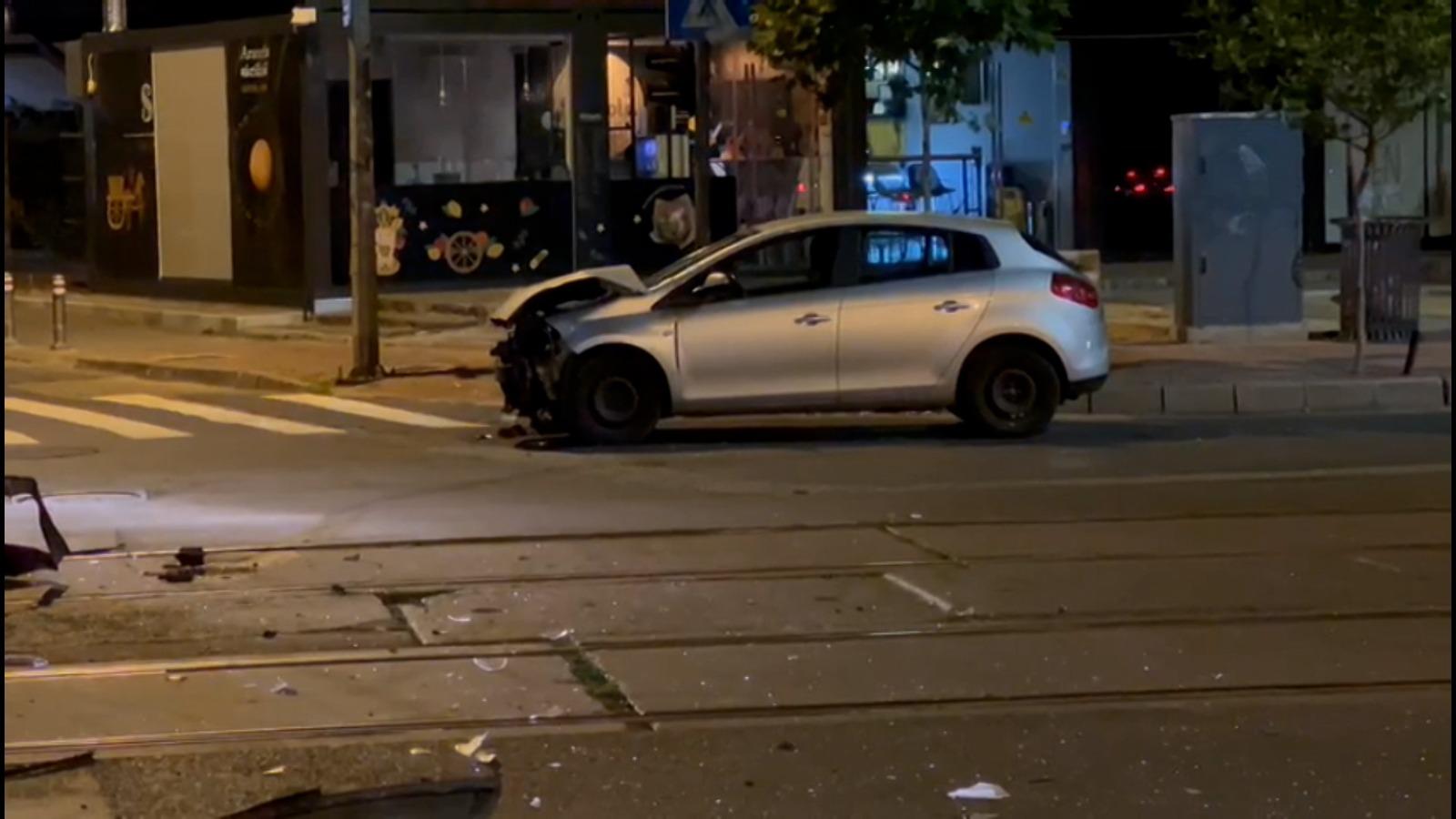 Haos pe o şosea din Bucureşti. Două maşini făcute zob, după ce s-au ciocnit violent şi au lovit alte vehicule parcate pe trotuar