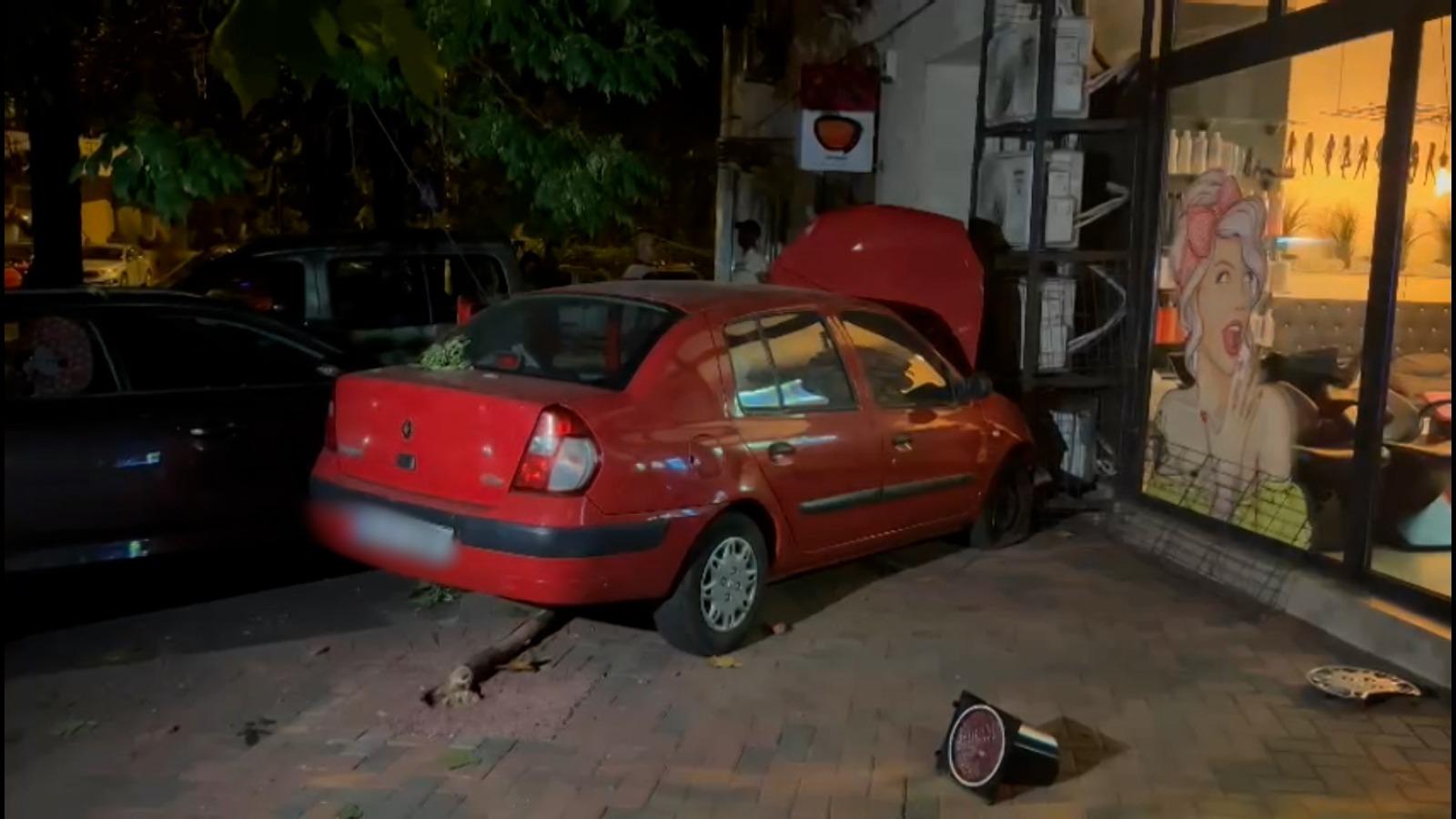 Haos pe o şosea din Bucureşti. Două maşini făcute zob, după ce s-au ciocnit violent şi au lovit alte vehicule parcate pe trotuar