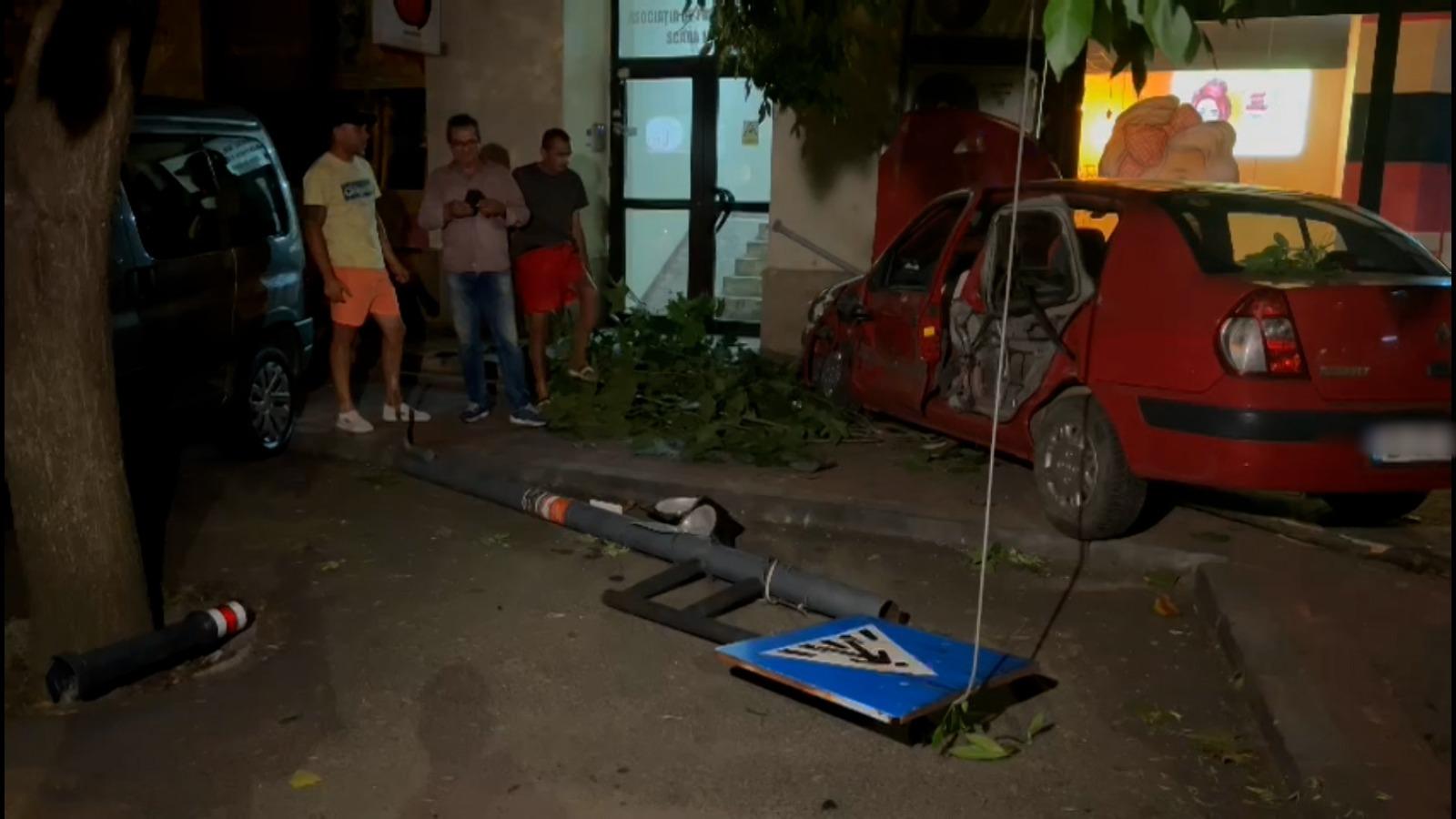 Haos pe o şosea din Bucureşti. Două maşini făcute zob, după ce s-au ciocnit violent şi au lovit alte vehicule parcate pe trotuar