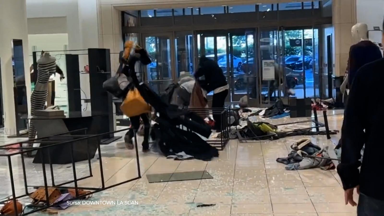 Magazin de lux, prădat în plină zi într-un mall din California. Hoţii au dat năvală, după ce au speriat paza cu spray împotriva urşilor