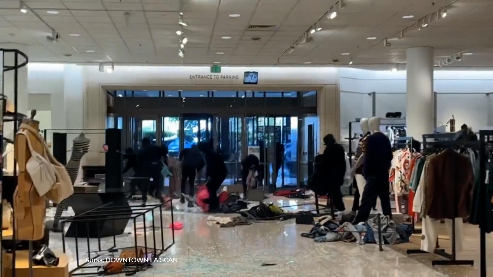 Magazin de lux, prădat în plină zi într-un mall din California. Hoţii au dat năvală, după ce au speriat paza cu spray împotriva urşilor