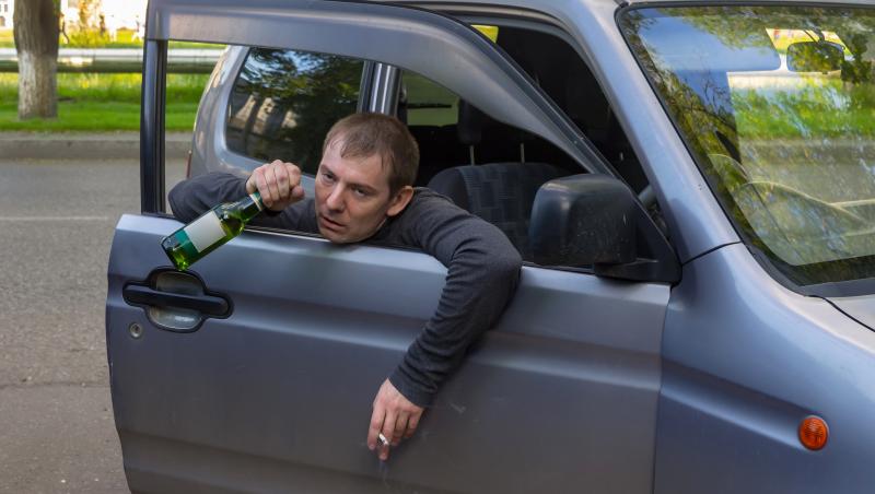 Acasă, pe banii statului italian. Şoferii ameţiţi de alcool, în club, pot chema un taxi gratis. Taximetriştii nici nu vor să audă: "Mi-au vomitat acum o săptămână"