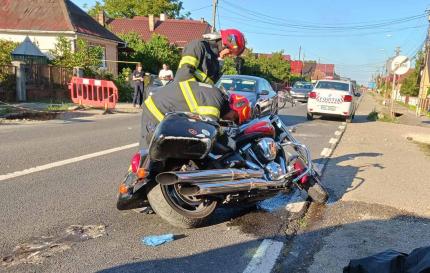 O şoferiţă a băgat în spital un motociclist, într-un accident grav în Cluj. A intrat pe constrasens şi s-a izbit în bărbatul care circula regulamenar