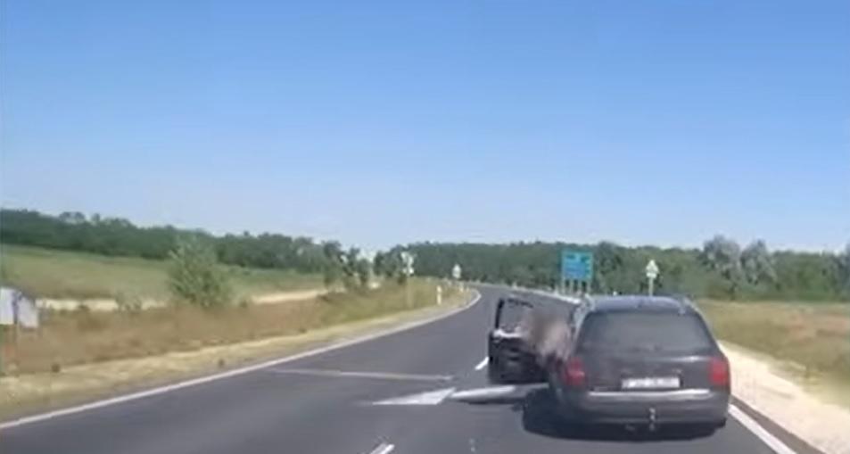 Scene ireale pe o autostradă din Ungaria. Un şofer român a sărit de la volan, din mers, când a văzut Poliţia. Avea 12 migranţi sirieni în Audi