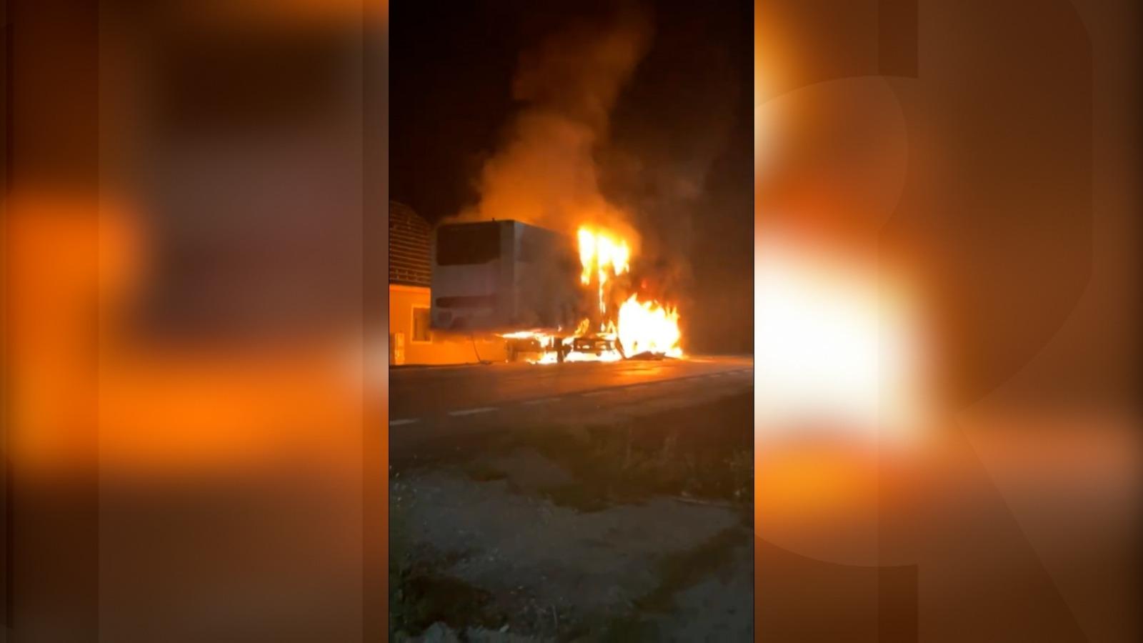 Un camion a ars ca o torţă pe un drum naţional din Braşov. Flăcările au "înghiţit" vehiculul iar fumul gros s-a văzut de la mare distanţă