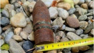 Proiectil exploziv, găsit în podul unei case din Giurgiu, de un bărbat care repara acoperişul