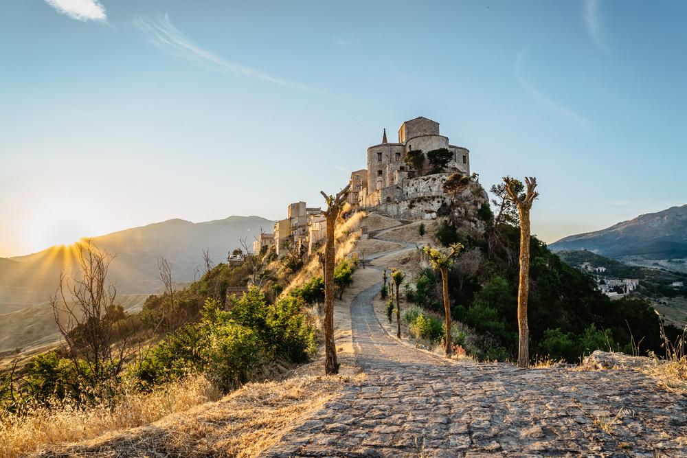 Un sat pitoresc din sudul Europei oferă 5.000 de euro pentru a încuraja oamenii să se mute acolo. „Bijuteria” Mediteranei, ascunsă printre dealuri şi văi luxuriante