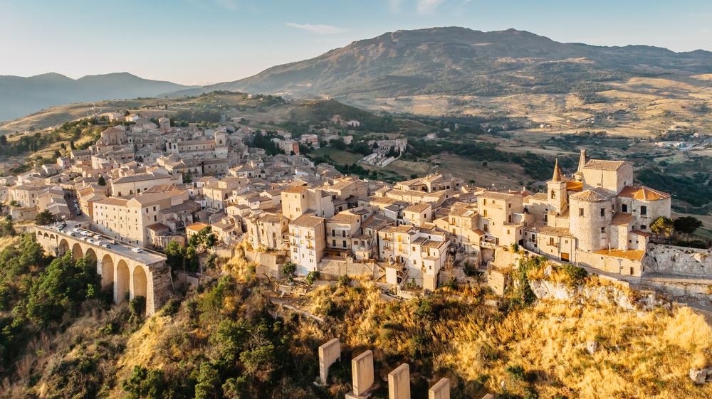 Un sat pitoresc din sudul Europei oferă 5.000 de euro pentru a încuraja oamenii să se mute acolo. „Bijuteria” Mediteranei, ascunsă printre dealuri şi văi luxuriante