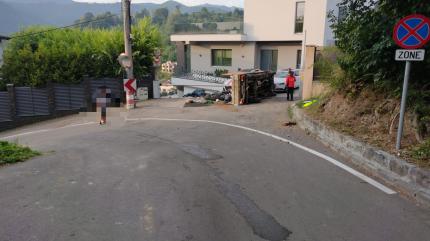 Accident cu maşina de gunoi, la un viraj în pantă din Braşov