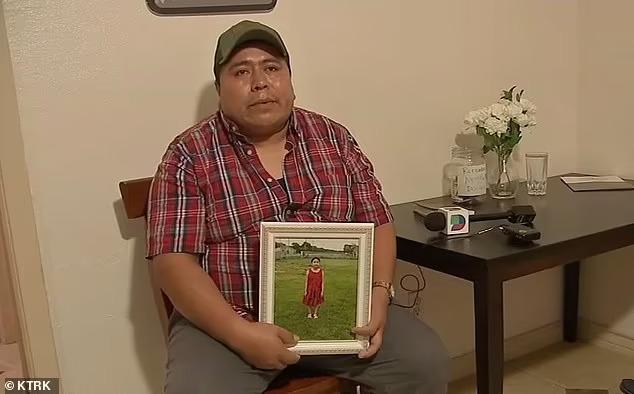 Destin frânt pentru Maria, o fetiţă de 11 ani. Tatăl ei a găsit-o sugrumată sub pat, după ce un străin ar fi bătut la ușa casei lor din Texas