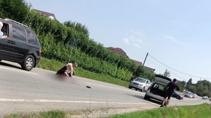 Fetiță de 10 ani, izbită violent de o maşină pe DN67, în Vâlcea. Copila a suferit răni grave. Traficul, oprit în zonă