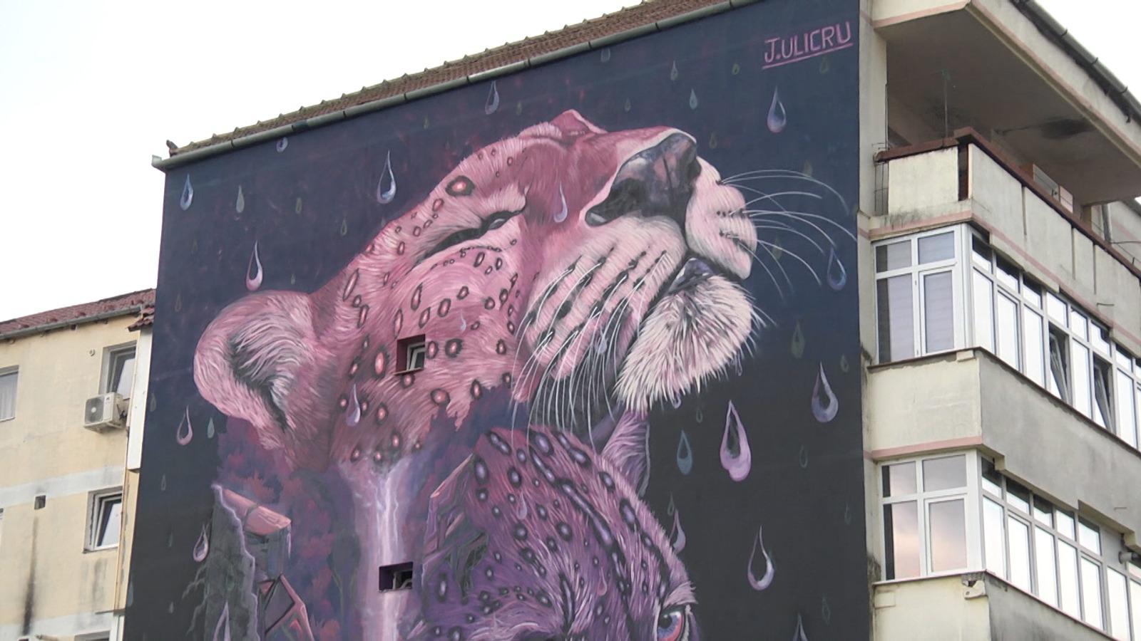 Cea mai frumoasă pictură stradală din lume se află la Sibiu. Lucrarea aduce viaţă blocurilor gri, turiştii sunt încântaţi: "Împrospătează priveliştea"