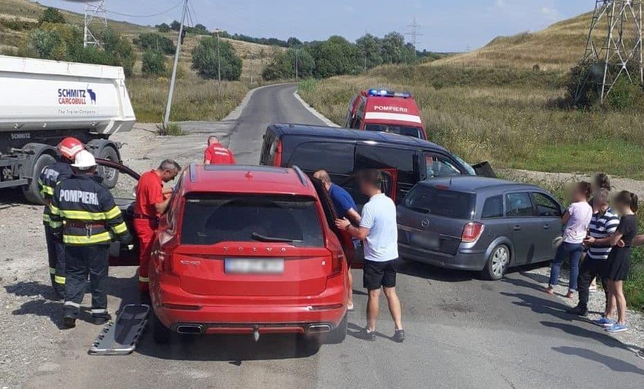 O femeie şi un copil de 6 ani, răniţi într-un accident teribil din Cluj. O maşină, un microbuz şi un camion s-au lovit în lanţ