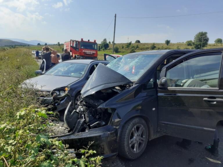 O femeie şi un copil de 6 ani, răniţi într-un accident teribil din Cluj. O maşină, un microbuz şi un camion s-au lovit în lanţ