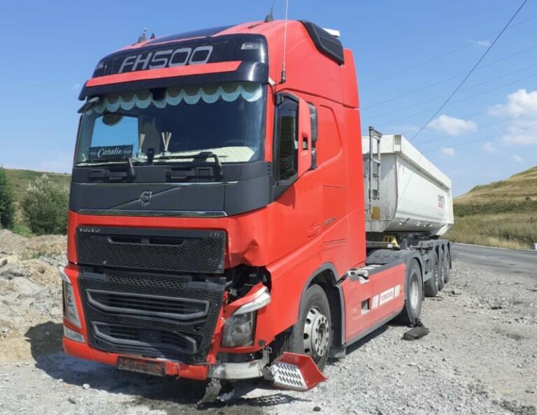 O femeie şi un copil de 6 ani, răniţi într-un accident teribil din Cluj. O maşină, un microbuz şi un camion s-au lovit în lanţ