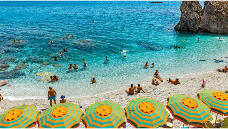 Noua regulă de pe plajele italiene care a stârnit furie. Localnicii vor să dea autorităţile în judecată: "Am mers deja prea departe"