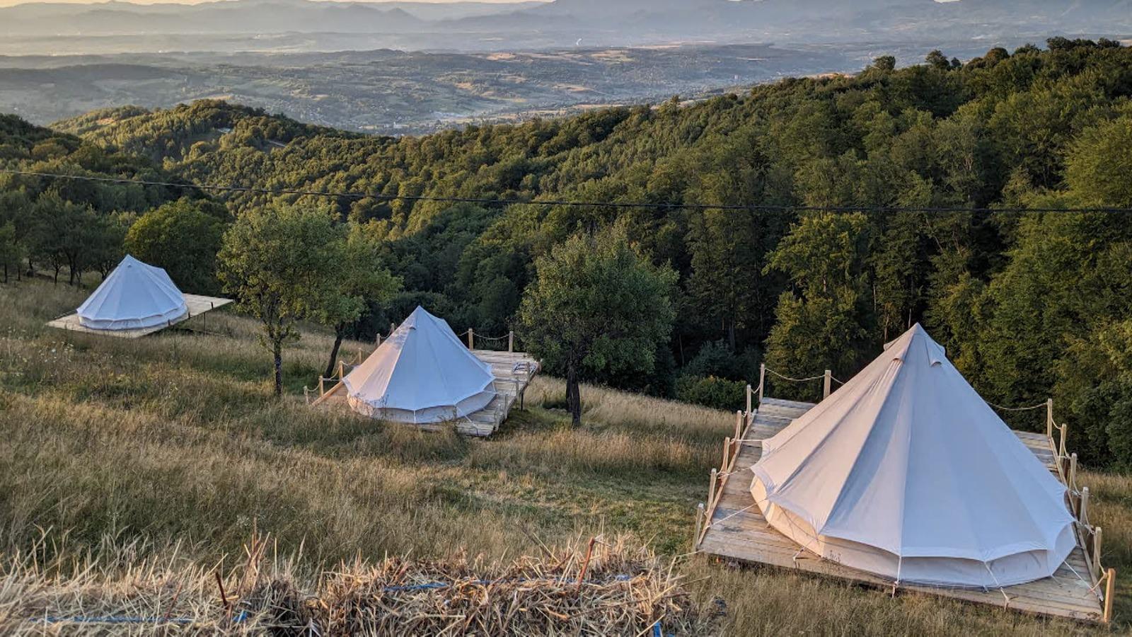 Colţul de rai din inima Maramureşului. Cu 200 de lei pe noapte, turiştii au parte de o experienţă inedită: "Te reîncarci cu energie pozitivă"