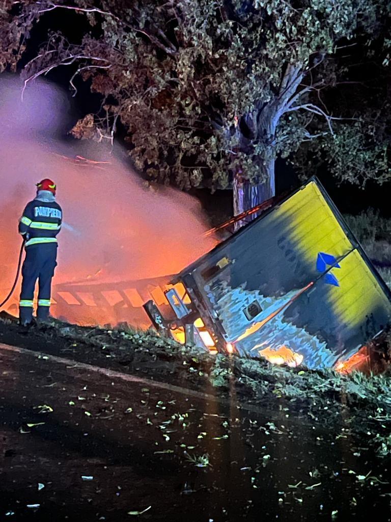 Tânăr de 24 de ani, mort într-un accident teribil, în Dolj. Băiatul ar fi intrat pe contrasens şi a lovit un TIR, care a fost mistuit de flăcări: alți 4 răniți