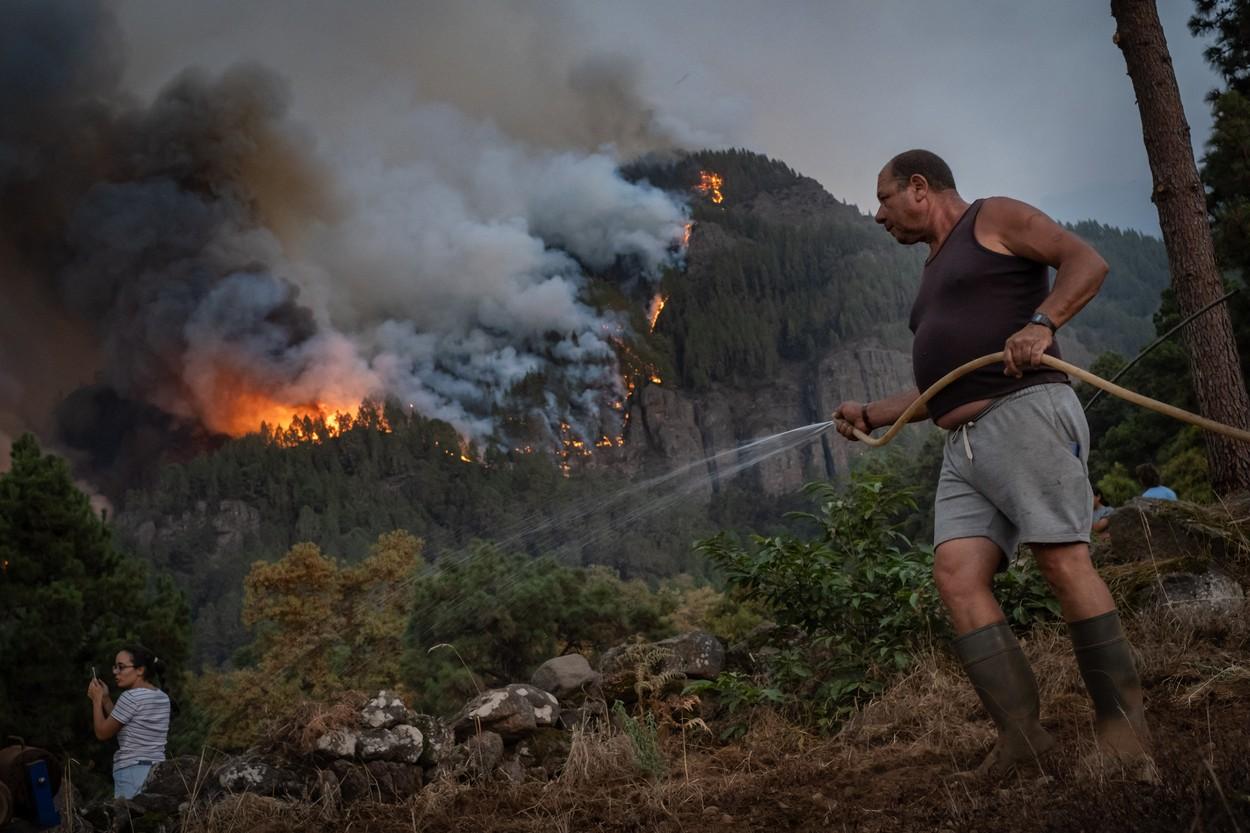 Incendiile din Tenerife. Infernul flăcărilor se extinde către nordul insulei. Guvernul a avertizat populaţia asupra poluării cu gaze şi particule mici