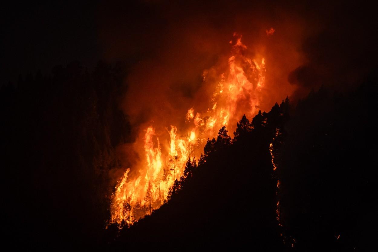 Incendiile din Tenerife. Infernul flăcărilor se extinde către nordul insulei. Guvernul a avertizat populaţia asupra poluării cu gaze şi particule mici