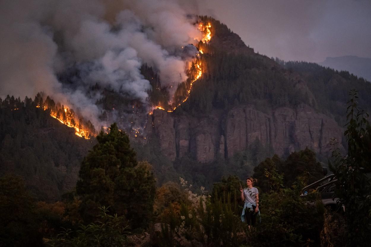 Incendiile din Tenerife. Infernul flăcărilor se extinde către nordul insulei. Guvernul a avertizat populaţia asupra poluării cu gaze şi particule mici
