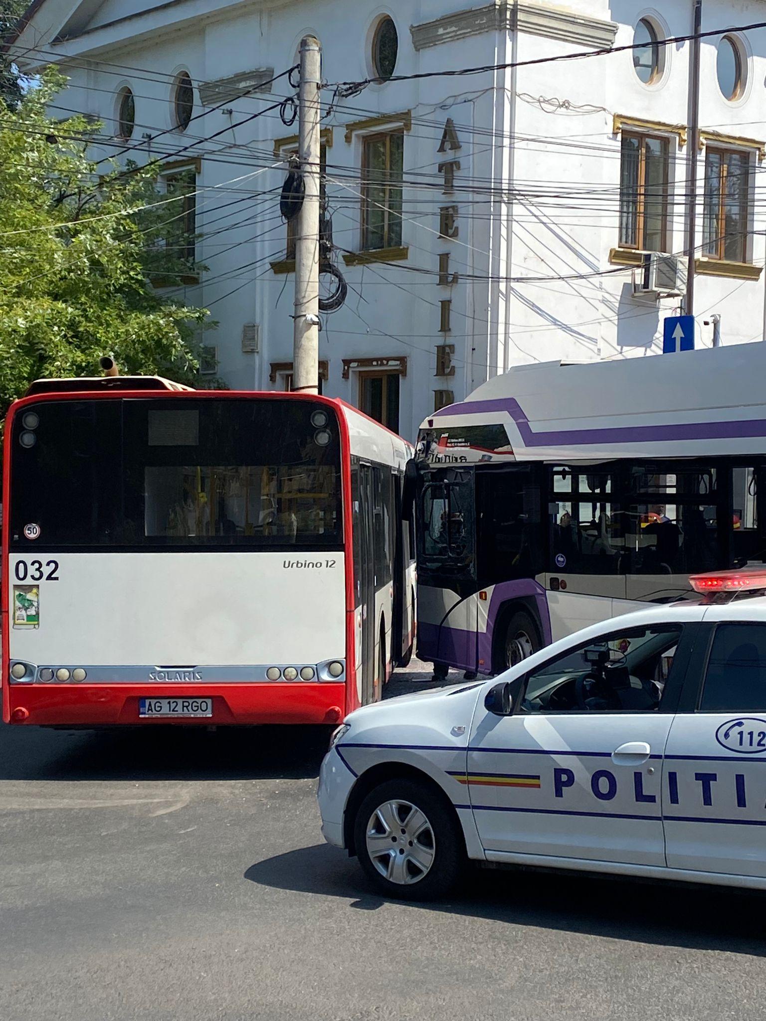 Spaimă pentru călătorii a două autobuze din Piteşti. Cele două vehicule s-au înfipt una în alta într-o intersecţie din centrul oraşului