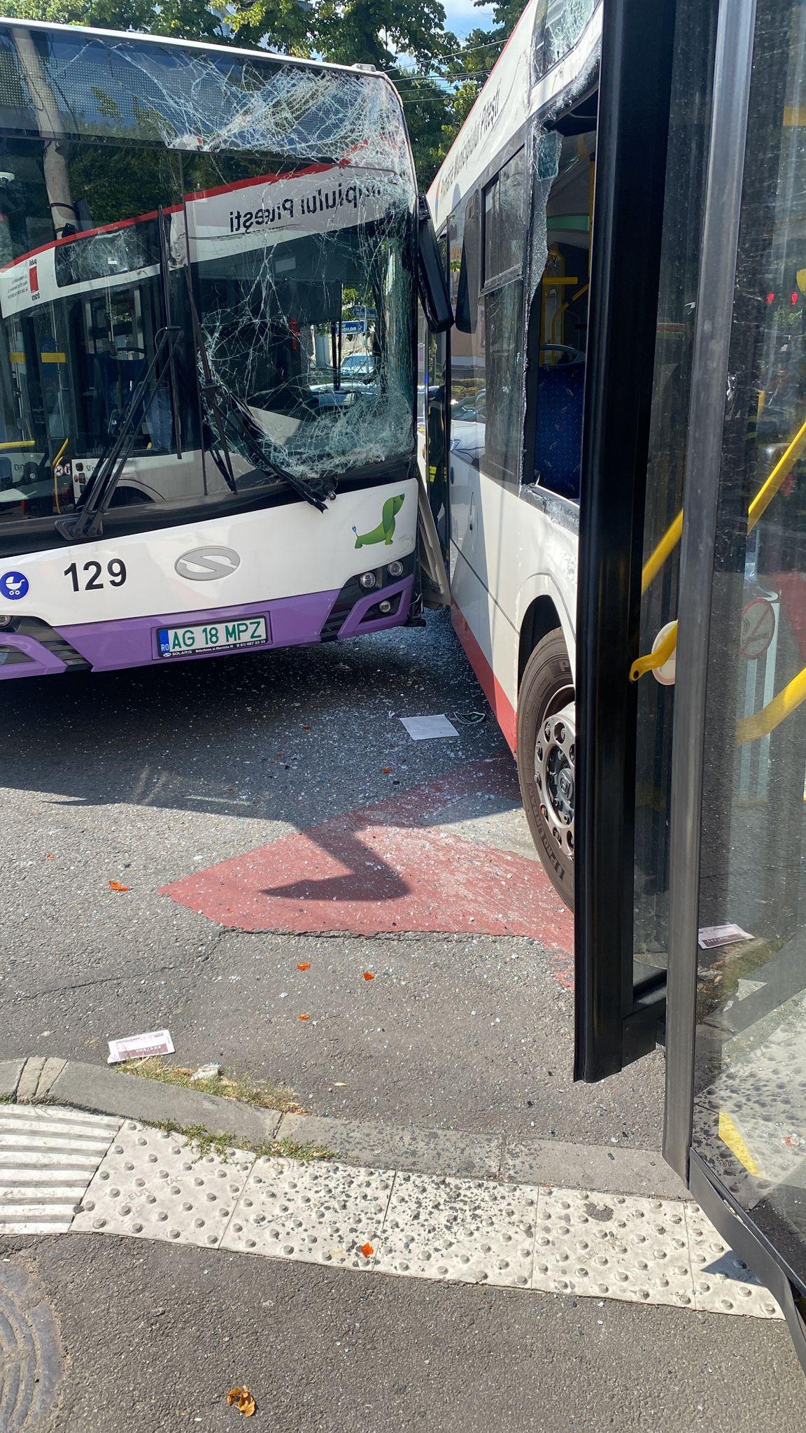 Spaimă pentru călătorii a două autobuze din Piteşti. Cele două vehicule s-au înfipt una în alta într-o intersecţie din centrul oraşului