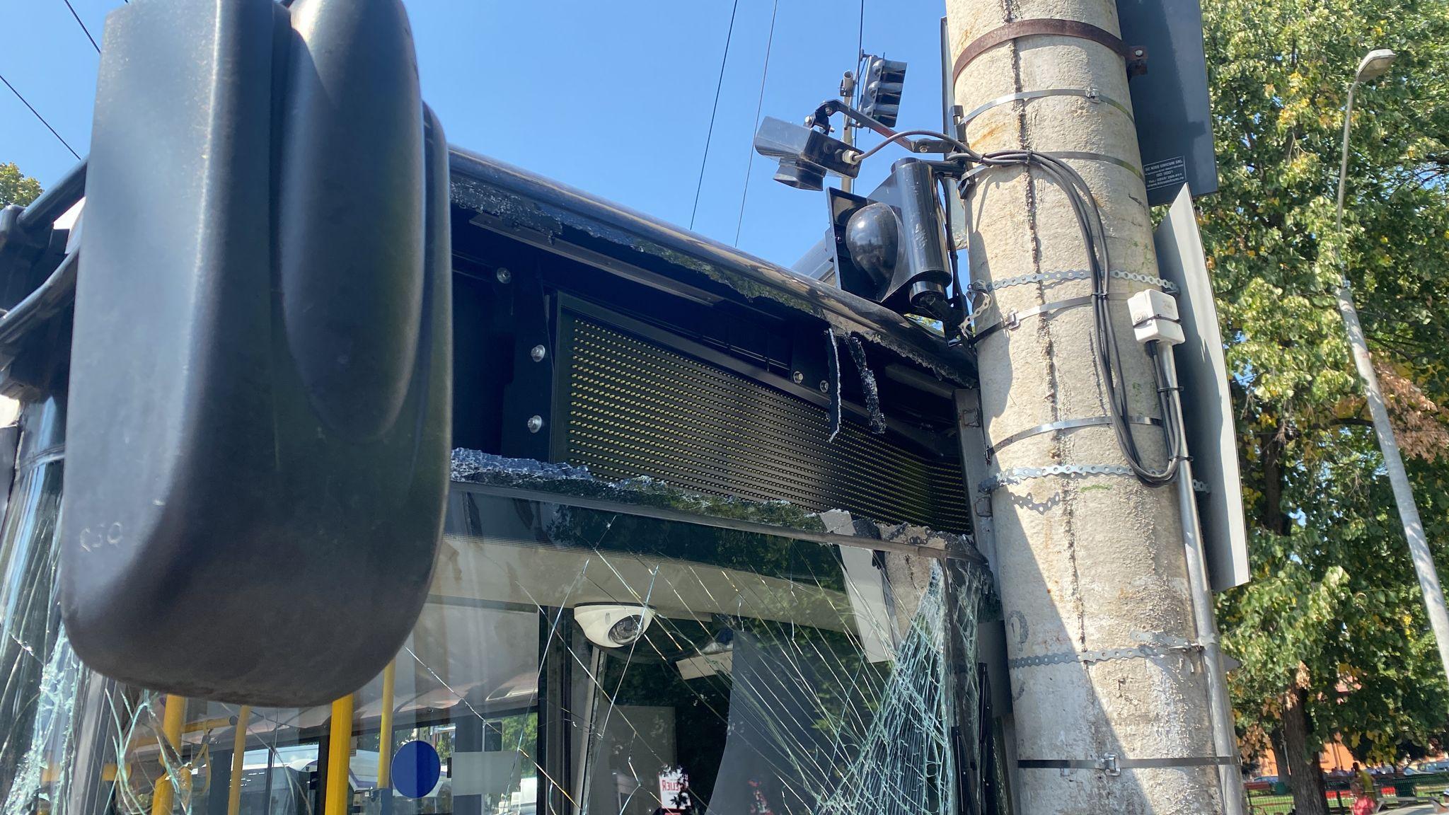 Spaimă pentru călătorii a două autobuze din Piteşti. Cele două vehicule s-au înfipt una în alta într-o intersecţie din centrul oraşului