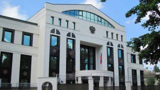 Un bărbat a intrat cu Mercedesul în poarta Ambasadei Rusiei de la Chişinău, apoi a încercat să fugă. În goană, a mai lovit două maşini