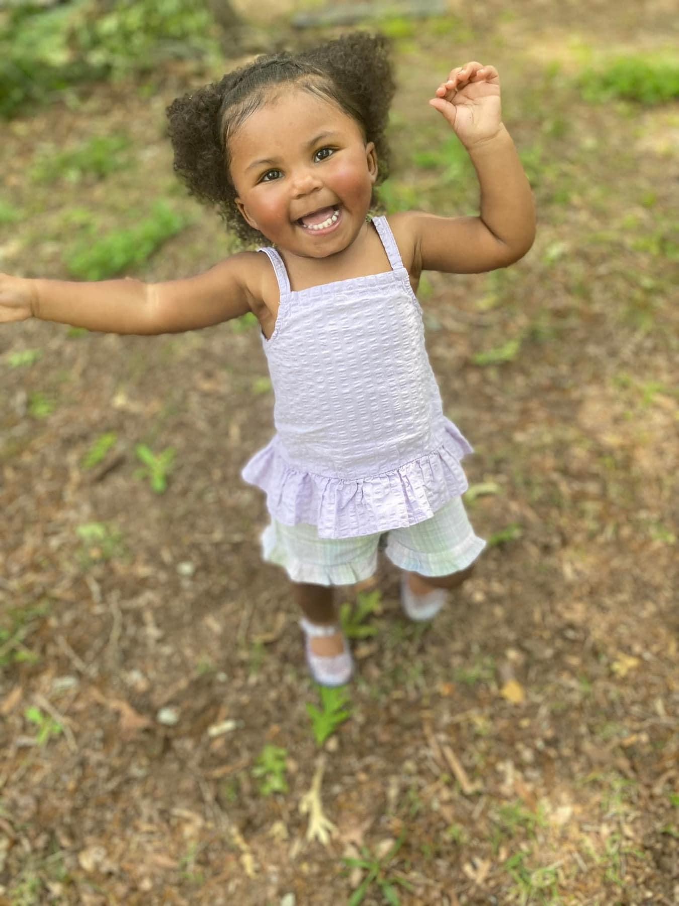 O fetiţă de 2 ani a murit sub privire bunicilor, după ce mobilierul masiv pe care s-a urcat s-a răsturnat peste ea, în SUA