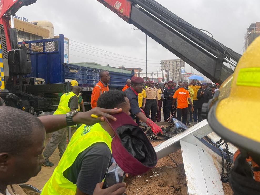 Momentul terifiant în care un avion se prăbușește pe o șosea aglomerată din Lagos, apoi explodează. Cei aflați la bord au supraviețuit ca prin minune