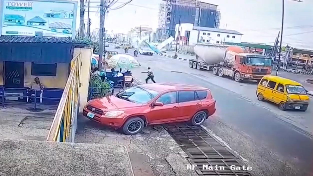 Momentul terifiant în care un avion se prăbușește pe o șosea aglomerată din Lagos, apoi explodează. Cei aflați la bord au supraviețuit ca prin minune