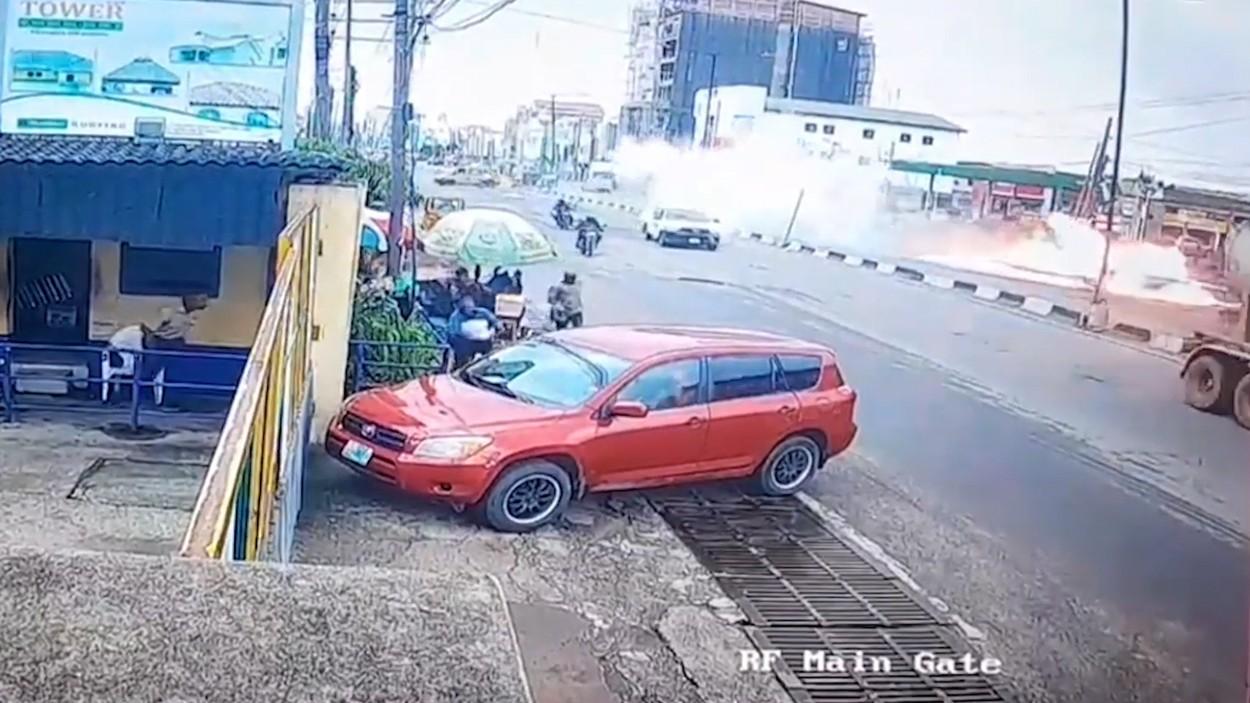 Momentul terifiant în care un avion se prăbușește pe o șosea aglomerată din Lagos, apoi explodează. Cei aflați la bord au supraviețuit ca prin minune