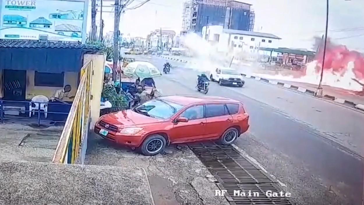 Momentul terifiant în care un avion se prăbușește pe o șosea aglomerată din Lagos, apoi explodează. Cei aflați la bord au supraviețuit ca prin minune