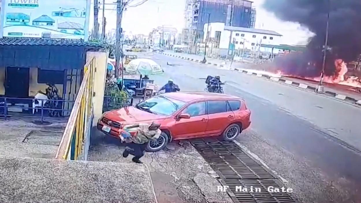 Momentul terifiant în care un avion se prăbușește pe o șosea aglomerată din Lagos, apoi explodează. Cei aflați la bord au supraviețuit ca prin minune