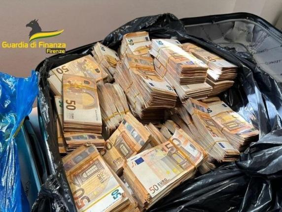 Descoperire valoroasă făcută de un câine polițist, într-un autobuz din Italia