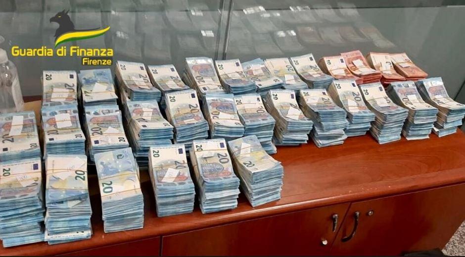 Descoperire valoroasă făcută de un câine polițist, într-un autobuz din Italia