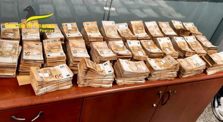 Descoperire valoroasă făcută de un câine polițist, într-un autobuz din Italia