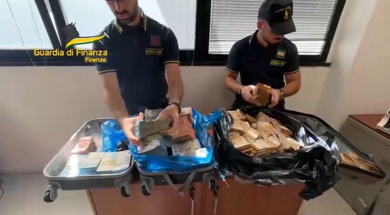 Descoperire valoroasă făcută de un câine polițist, într-un autobuz din Italia