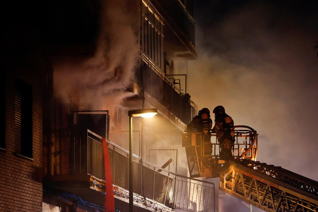 Un mort și 14 răniți, după o explozie puternică într-un bloc din Spania. Pompierii au găsit trupul femeii de 53 de ani prins între dărâmături